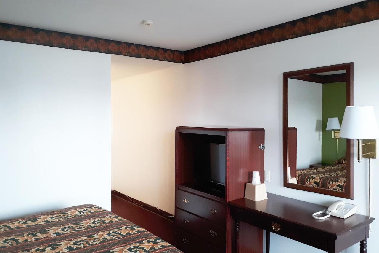 Oyo Hotel Kings At Кловис Екстериор снимка