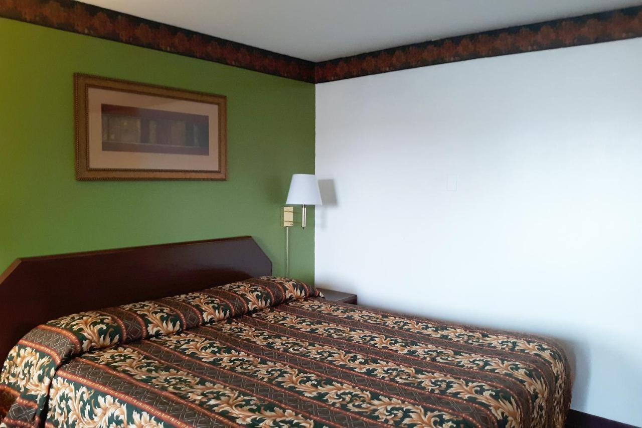 Oyo Hotel Kings At Кловис Екстериор снимка