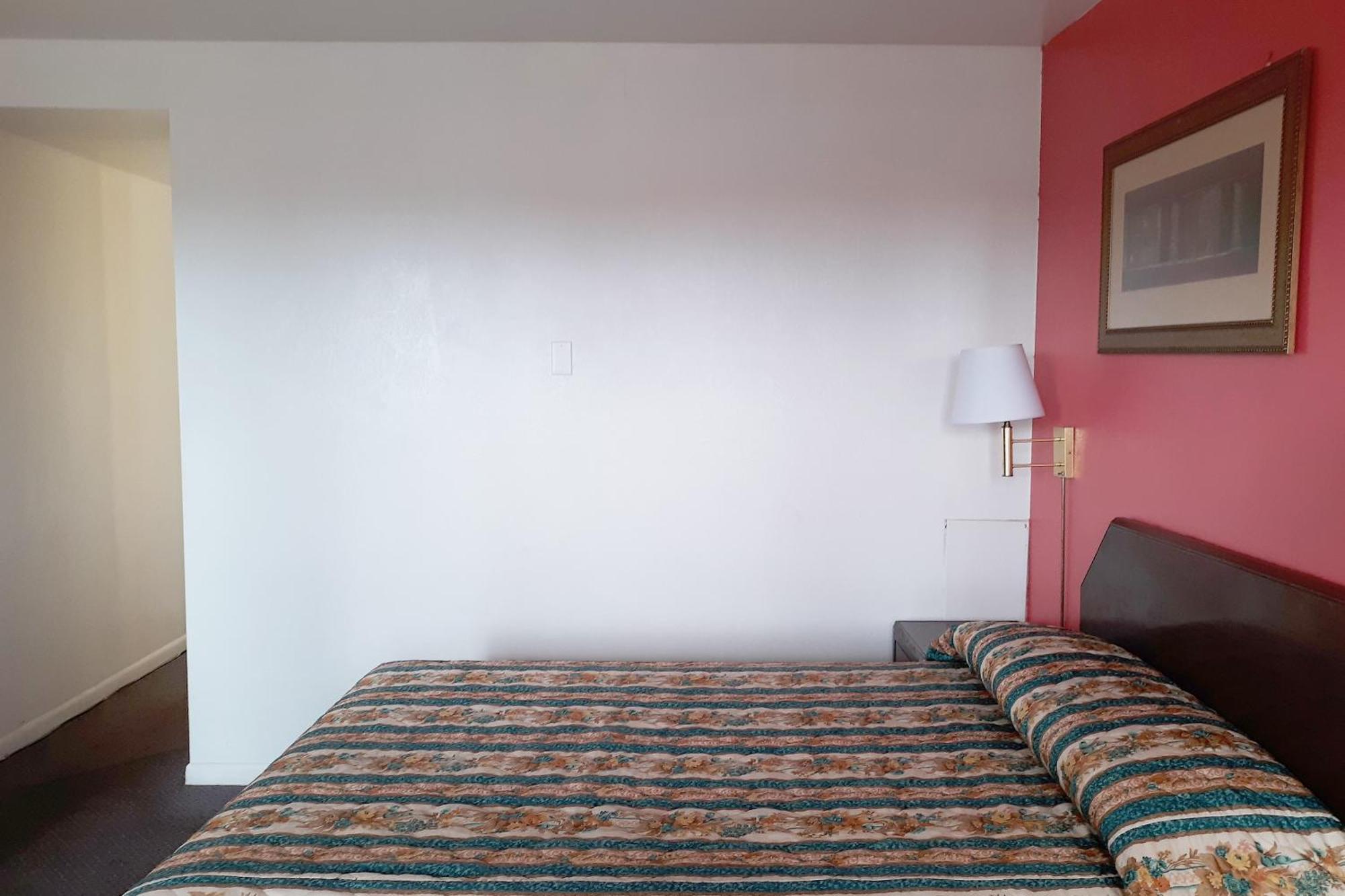 Oyo Hotel Kings At Кловис Екстериор снимка