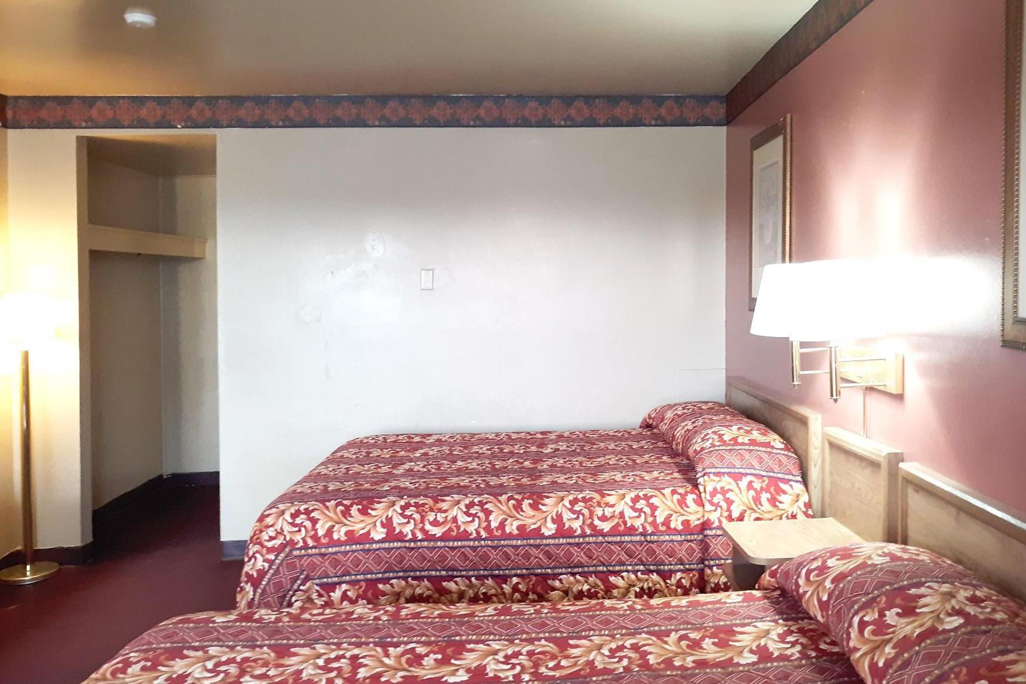 Oyo Hotel Kings At Кловис Екстериор снимка
