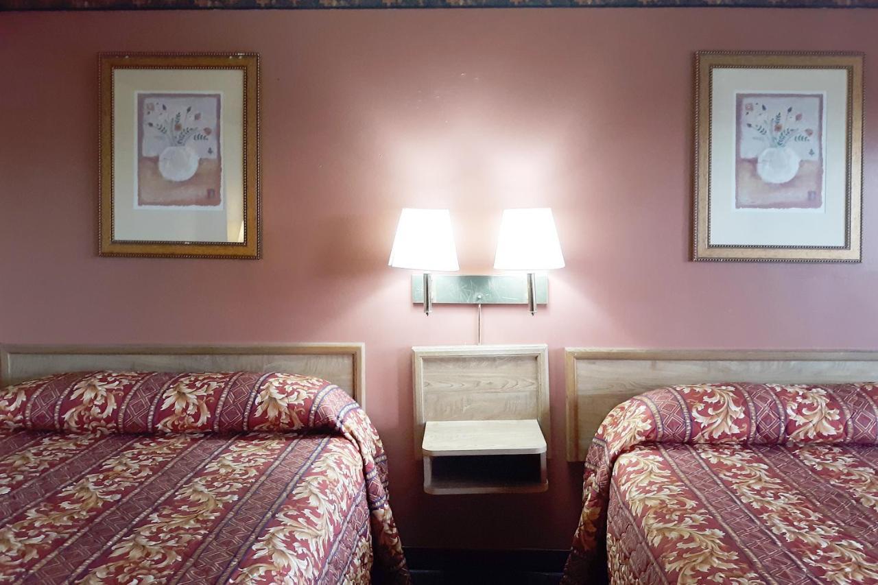Oyo Hotel Kings At Кловис Екстериор снимка